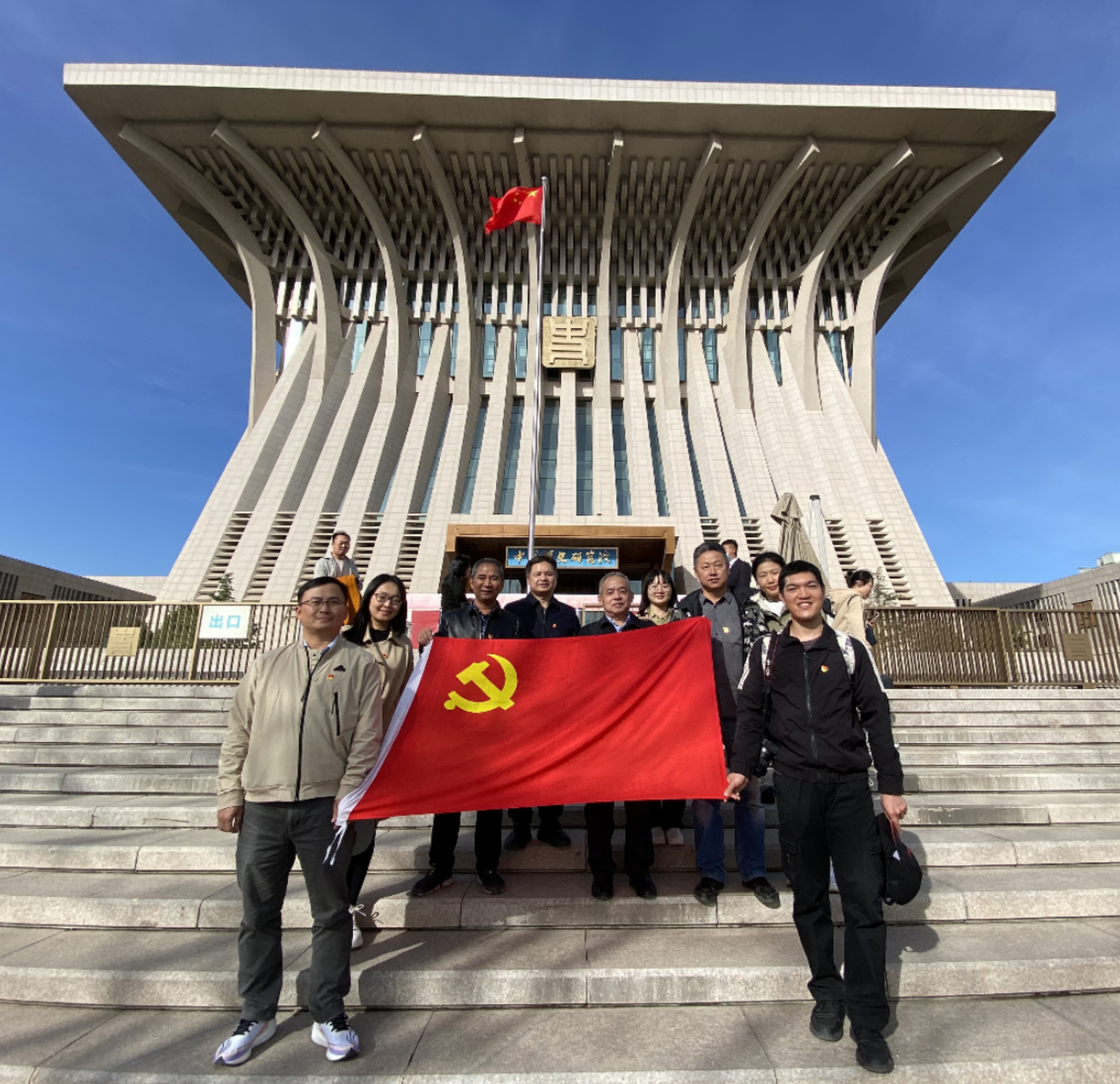 以史為鑒強(qiáng)黨性，領(lǐng)悟初心共前行