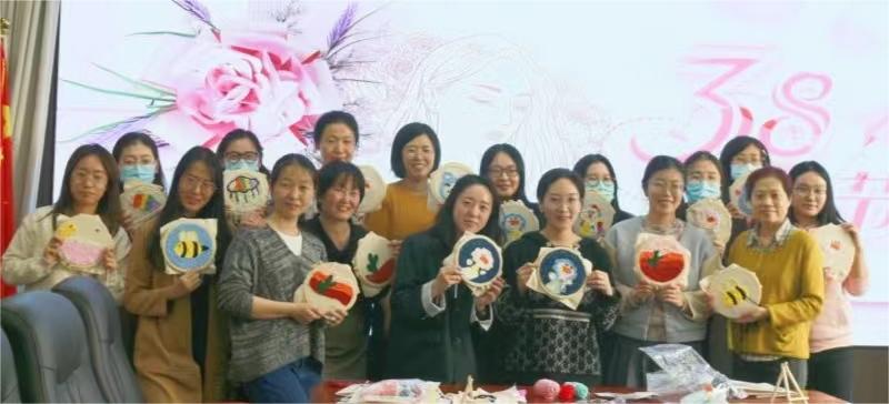 穿梭于方寸之間，感受傳統(tǒng)與現(xiàn)代的交融 ——農(nóng)墾中心舉辦“巧手展風(fēng)采，綻放‘她力量’”活動慶?！叭恕眿D女節(jié)